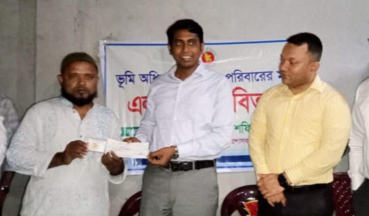 টাঙ্গাইল জেলা প্রশাসকের চেক বিতরণ