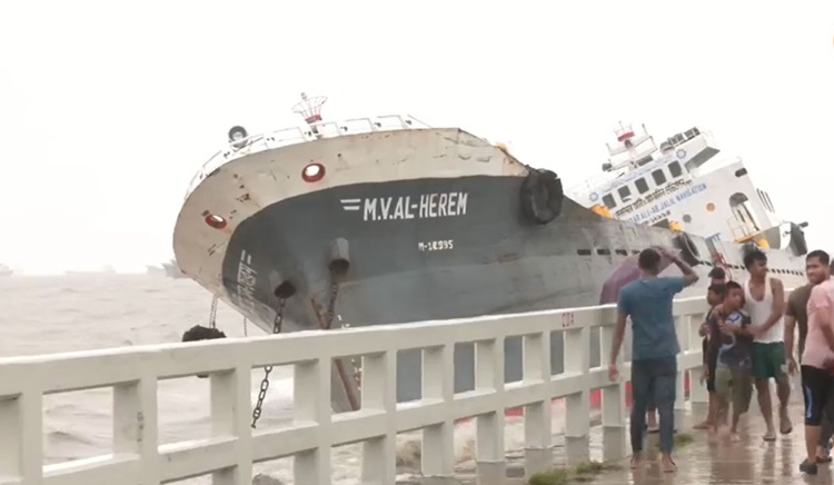 সাগরের উত্তাল, ঢেউয়ে নিয়ন্ত্রণ হারিয়ে তীরে চার জাহাজ