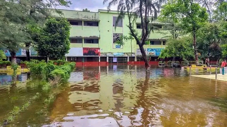 গত ২৪ ঘণ্টায় কুমিল্লায় ১৬৯.৪ মিলিমিটার বৃষ্টিপাত রেকর্ড, জলাবদ্ধতায় নগরবাসী