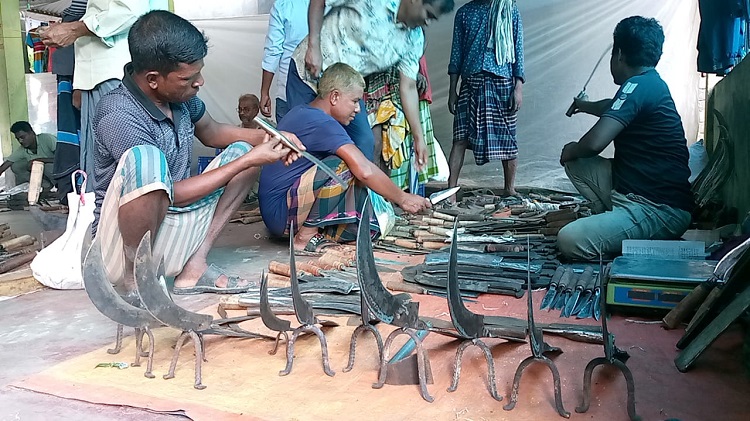 ব্যস্ত সময় পার করছেন গাংনীর কামাররা 