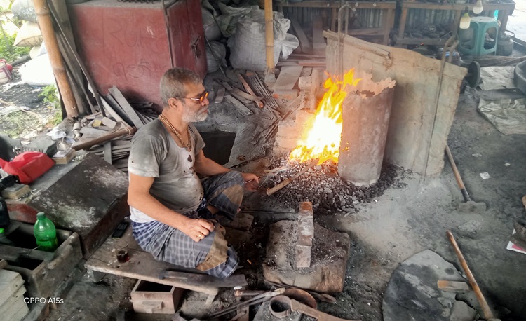 মধুখালীতে কামারপাড়ায় দা-বটির ঝনঝনানি