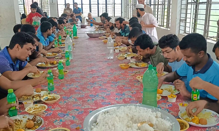 সস্তি ফিরেছে বাকৃবির শহীদ শামসুল হক হলের ডাইনিংয়ে, ১০০ টাকায় বাহারি খাবার 