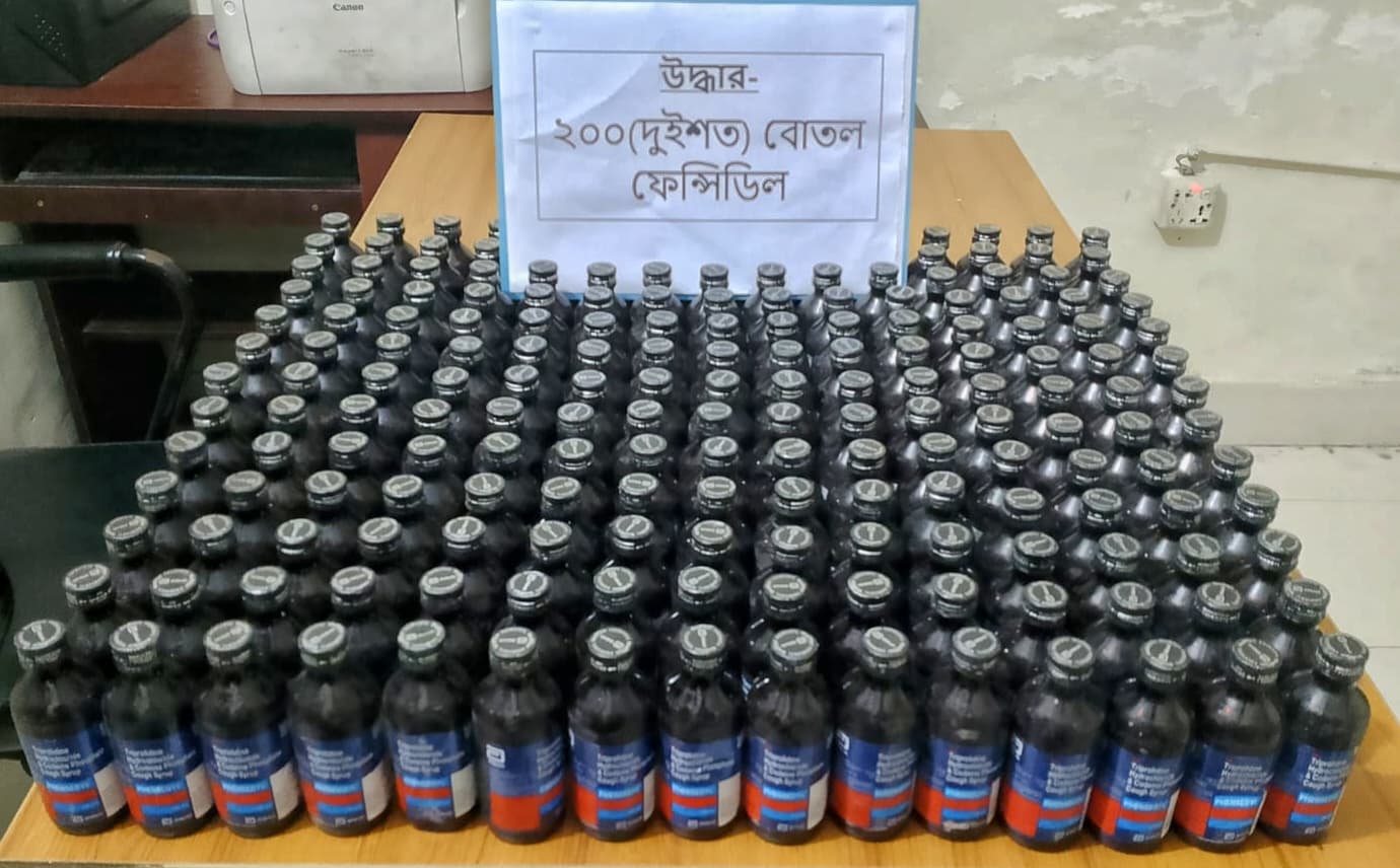 খুলনায় পুলিশের অভিযানে ২০০ বোতল ফেনসিডিল জব্দ