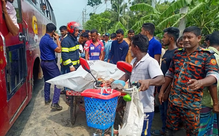 কালুখালীতে গরু বোঝাই ট্রাক খাদে: নিহত ২, আহত-৮