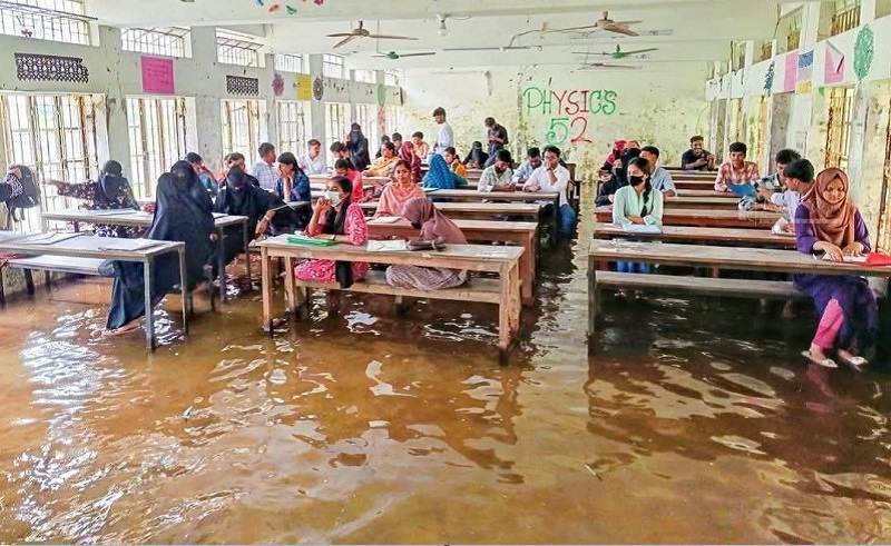 কুমিল্লায় পানিতে ভেসে পরীক্ষা দিলেন জাতীয় বিশ্ববিদ্যালয় ভর্তিচ্ছুরা