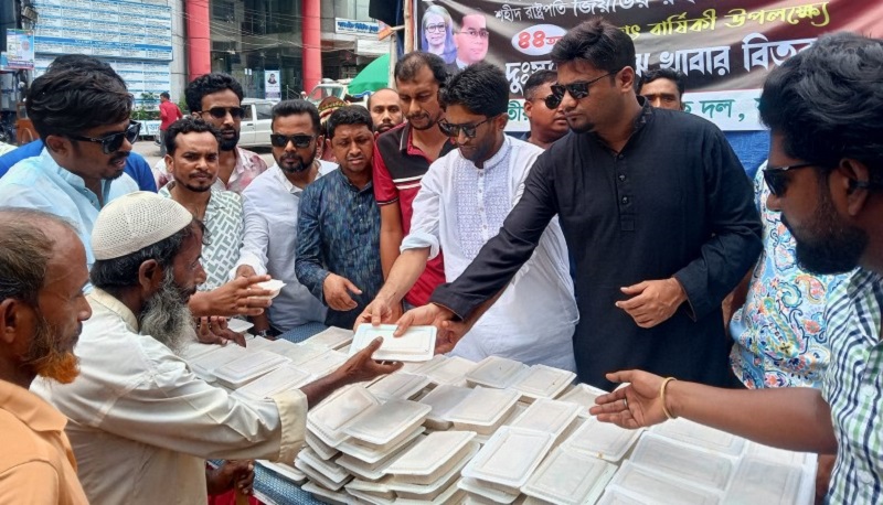 ফরিদপুরে দুস্থ মানুষকে খাবার বিতরণ করল স্বেচ্ছাসেবক দল