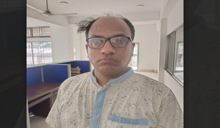 ঝিনাইদহে আ‘লীগের নেতা ও  স্ত্রী কন্যাসহ ইমিগ্রেশনে গ্রেফতার