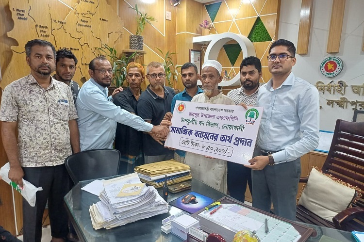 রায়পুরে সামাজিক বনায়ন কার্যক্রমের ৮ লাখ ৫০ হাজার টাকা বিতরণ
