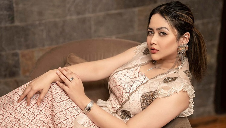 বিপরীতে হাঁটলেন ভাবনা
