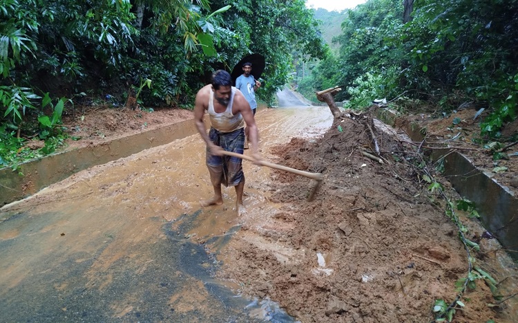 নানিয়ারচরে বৃষ্টিতে পাহাড় ধস, বিদ‍্যুৎ নেই, জনমনে অস্বস্তি