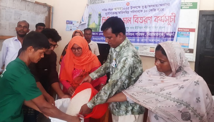 নিয়ামতপুরে ভিজিএফ'র চাল বিতরণ