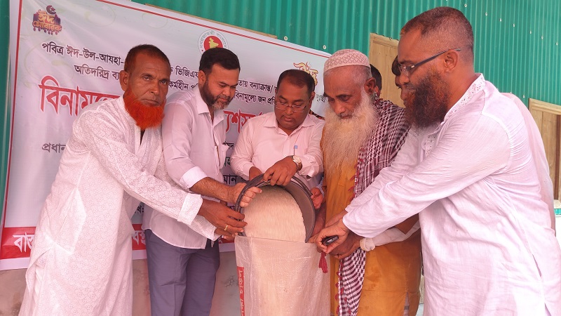 চৌহালীতে ঈদুল আযহা উপলক্ষে ভিজিএফের চাল বিতরণ শুরু