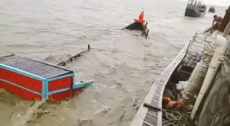 হাতিয়ায় মেঘনায় ট্রলার ডুবির ঘটনায় এখনও পুলিশসহ নিখোঁজ ২