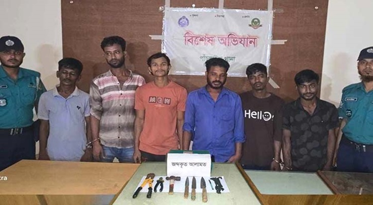চট্টগ্রামে ডাকাতির প্রস্তুতিকালে দেশীয় অস্ত্রসহ গ্রেপ্তার ৬