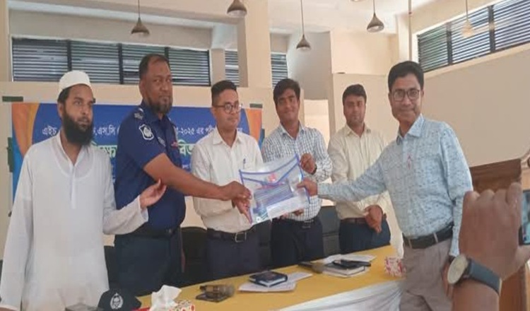 সাদুল্লাপুরে এইচএসসি ও সমমান পরীক্ষার্থীদের মাঝে  শিক্ষা উপকরণ বিতরণ