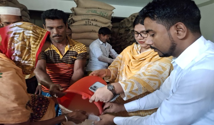 ঈদ উপলক্ষে ফুলপুরে ভিজিএফের চাল বিতরণ 