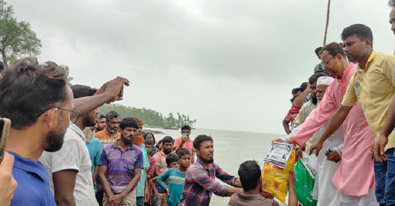 রাঙ্গাবালীতে ক্ষতিগ্রস্তদের মধ্যে বিএনপির ত্রাণসামগ্রী বিতরণ