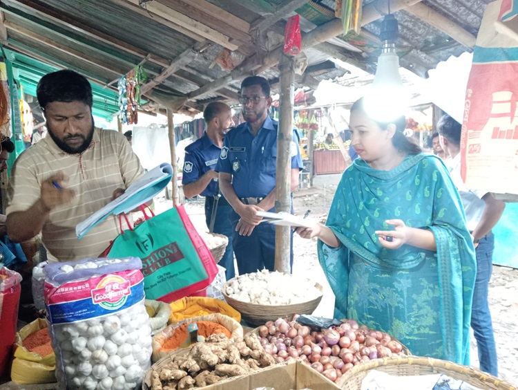 বারহাট্টায় মূল্য তালিকা না থাকায় ৫ দোকানে জরিমানা