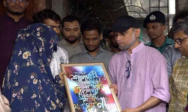 বাড়ি-বাড়ি গিয়ে শহীদদের স্মৃতি সংগ্রহ করলেন উপদেষ্টা