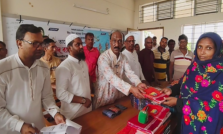 ভোলাহা উপজেলা বিএনপির তারেক রহমানের পক্ষে ঈদ বস্ত্র বিতরণ
