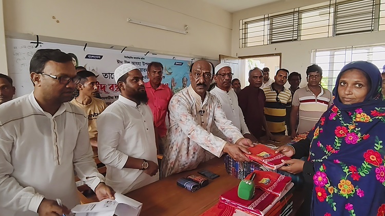 ভোলাহাটে তারেক রহমানের পক্ষে ঈদ বস্ত্র বিতরণ