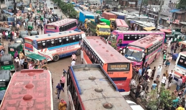 চালক সহকারীকে মারধরের প্রতিবাদে মহাসড়ক অবরোধ