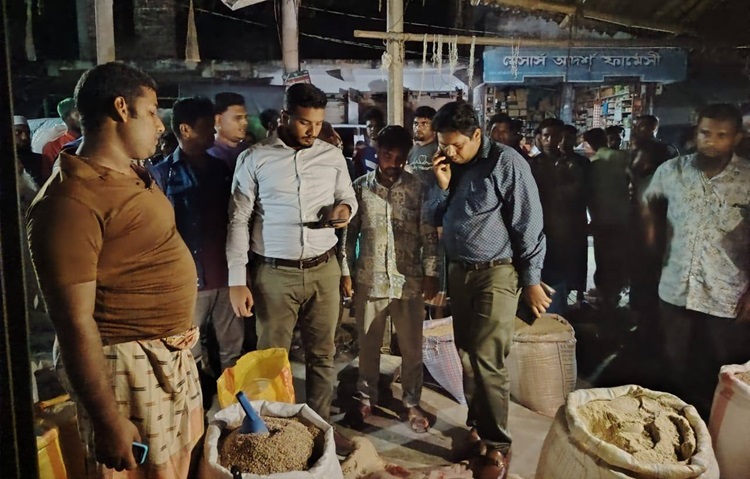 শ্যামনগরে ৭০ বস্তা শিশু কার্ডের চাউল জব্দ