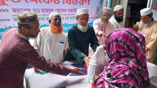  নড়িয়ায় জামায়াত ও ছাত্রশিবিরের ফুড প্যাকেট বিতরণ