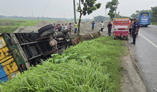 কুমিল্লায় কাভার্ডভ্যান খাদে, উদ্ধার করতে এসে দুর্ঘটনায় পুলিশের গাড়ি