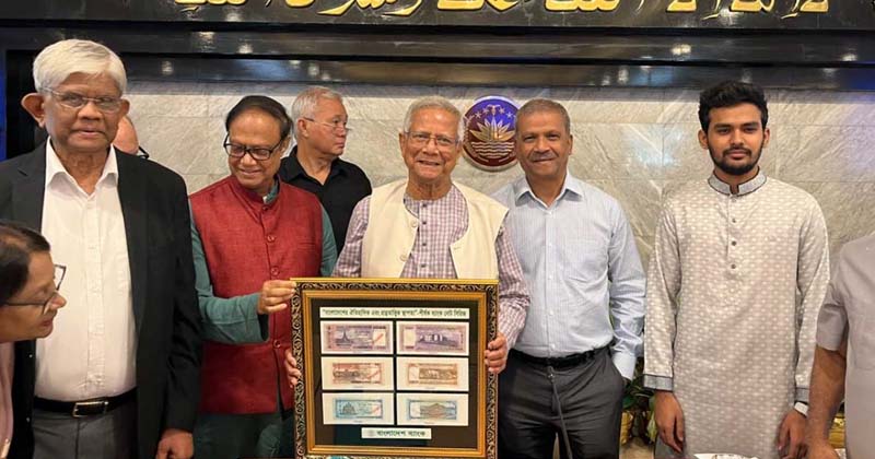 প্রধান উপদেষ্টার কাছে নতুন ডিজাইনের নোটের ছবি হস্তান্তর
