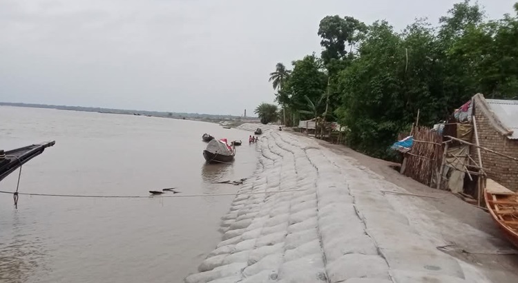 একটি বেড়িবাঁধেই পাল্টেছে জেলে পল্লীর জীবনযাত্রা