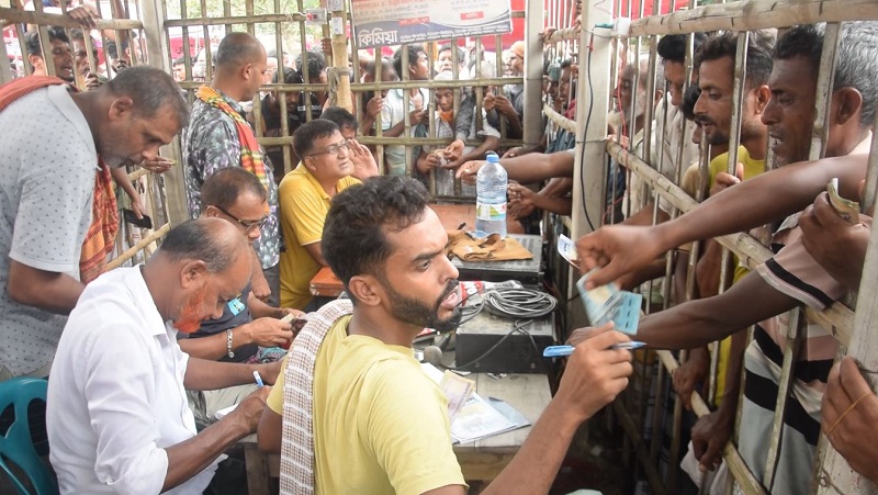 পাবনায় কোরবানীর পশু ক্রয়ে অতিরিক্ত খাজনা আদায়