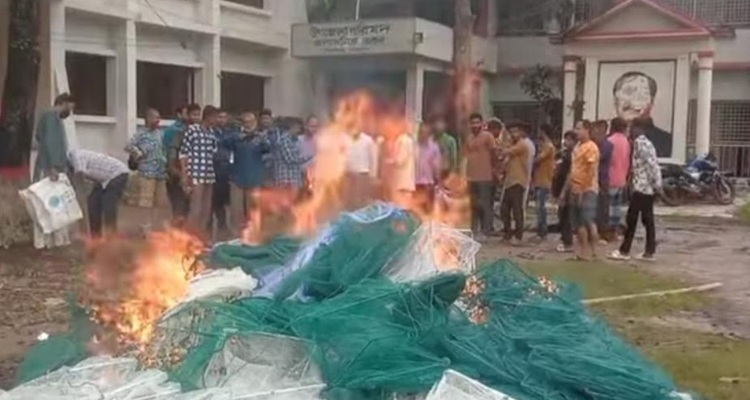 মোহনগঞ্জে অবৈধ কারেন্ট জাল জব্দ 