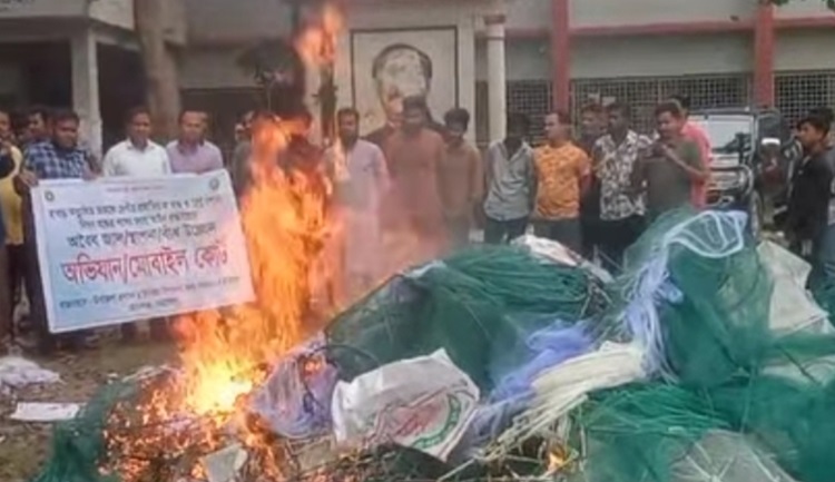 মোহনগঞ্জে অবৈধ কারেন্ট ও চায়না দুয়ারী জাল জব্দ