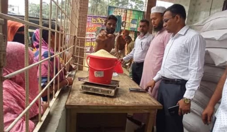 নেছারাবাদে অসহায় মানুষের মাঝে চাল বিতরণ 