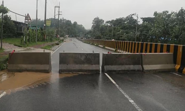 চট্টগ্রামের বায়েজিদে পাহাড় ধসের শঙ্কা, যান চলছে এক লেনে