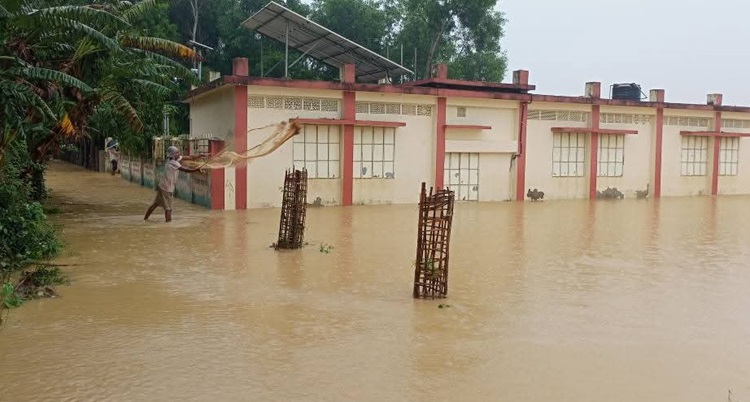 টানা বর্ষণে উখিয়া গ্রামের পর গ্রাম প্লাবিত, পাহাড ধ্বসে নিহত ১