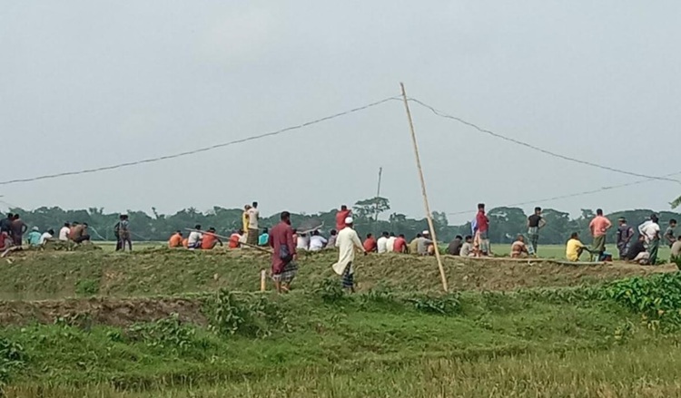 প্রধান আসামিকে সঙ্গে নিয়ে কেন্দুয়ায় নিখোঁজ নুরুর লাশের সন্ধানে বিলে পুলিশ 