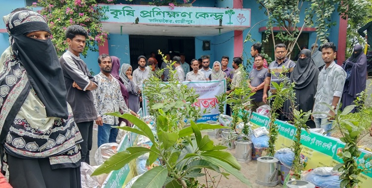 কালিয়াকৈরে পারিবারিক পুষ্টি বাগানের সরঞ্জাম বিতরণ