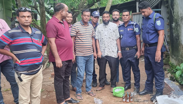 হাকিমপুরে  হিলি সীমান্তে পুলিশী অভিযানে মদ উদ্ধার  