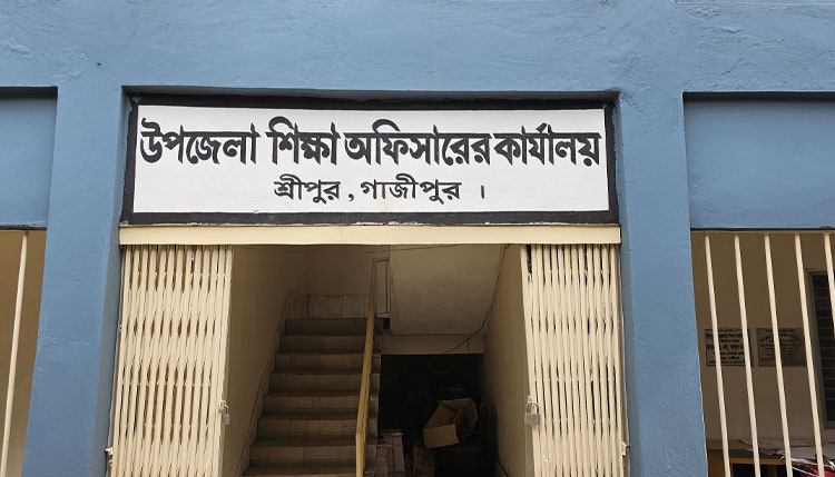 কর্মকর্তার বিরুদ্ধে অভিযোগ প্রমাণিত না হওয়ায় শাস্তির মুখে আভিযোগকারী শিক্ষকরা