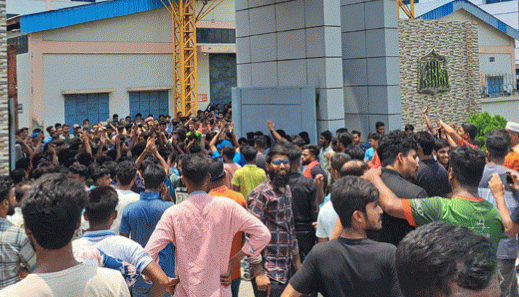 কুষ্টিয়ায় কর্মবিরতি ও বিক্ষোভ করছে বিআরবি গ্রুপের অঙ্গ প্রতিষ্ঠানের শ্রমিকরা