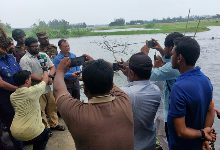 রামগতিতে ভুলুয়া নদীর পানি বন্ধকতা বাঁধ অপসারণ
