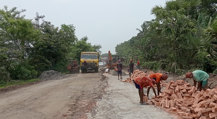 খুলনা-সাতক্ষীরা মহাসড়ক সংস্কারের নামে তামাশা
