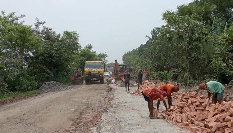 খুলনা-সাতক্ষীরা মহাসড়ক সংস্কারের নামে তামাশা  