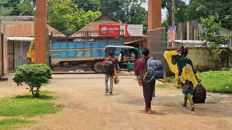দুর্গাপুরে তিন বাংলাদেশিকে বিজিবির কাছে হস্তান্তর করলো বিএসএফ