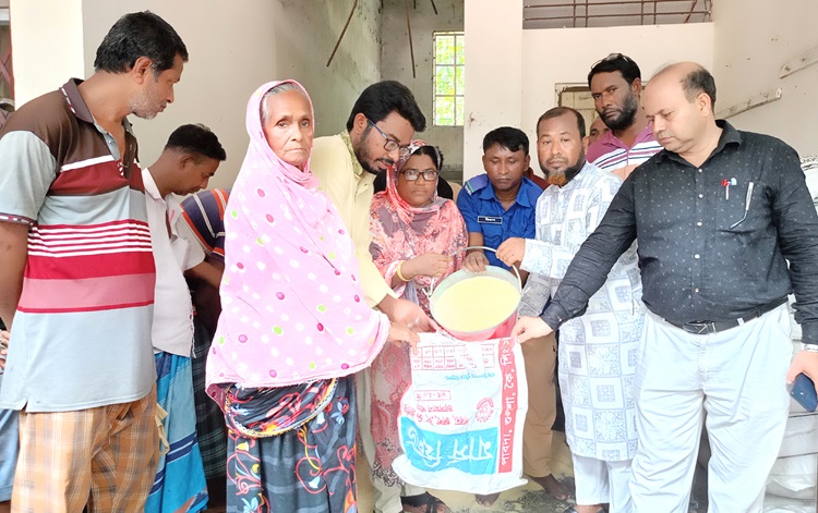 শ্রীপুরে শান্তিপূর্ণভাবে ভিজিএফের চাল বিতরণ