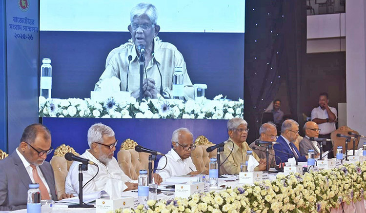 সীমিত সম্পদ ও অনেক চাহিদার মধ্যে বাজেট এনেছি: অর্থ উপদেষ্টা