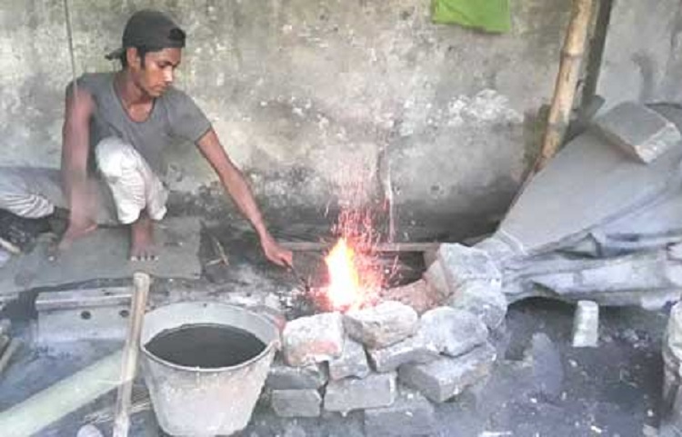 কামারপাড়ায় পুড়ছে কয়লা, জ্বলছে লোহা; নেই শুধু ক্রেতা