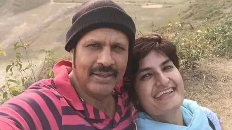 স্বামীসহ সাংবাদিক মুন্নী সাহার দেশত্যাগে নিষেধাজ্ঞা